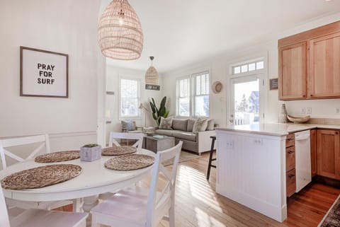 Kitchen or kitchenette, Dining area, pet friendly, stove