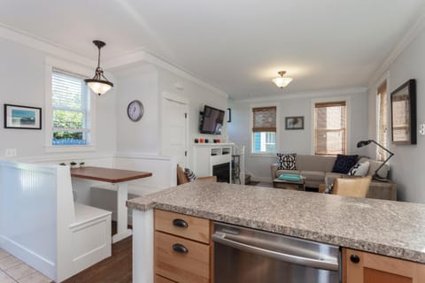 TV and multimedia, Kitchen or kitchenette, Dining area, oven, pet friendly, stove