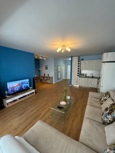 Communal lounge/ TV room, TV and multimedia, Kitchen or kitchenette, Living room, Seating area, Evening entertainment