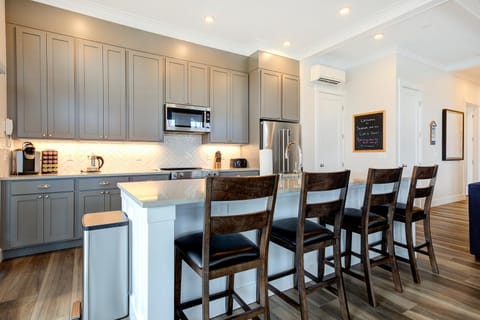 Coffee/tea facilities, Kitchen or kitchenette, Dining area, oven, stove, toaster