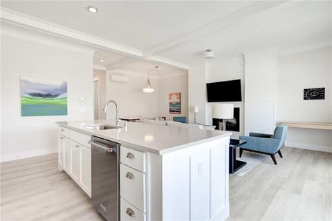 TV and multimedia, Kitchen or kitchenette, Dining area, oven, stove