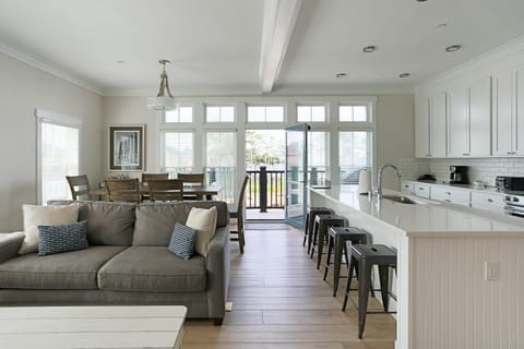 Kitchen or kitchenette, Living room, Seating area, Dining area