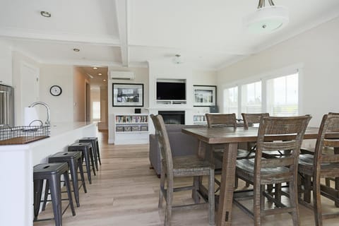 TV and multimedia, Kitchen or kitchenette, Living room, Seating area, Dining area