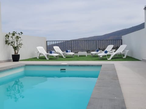 Balcony/Terrace, Pool view, Swimming pool, Swimming pool, sunbed