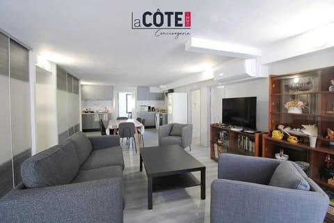 Communal lounge/ TV room, TV and multimedia, Kitchen or kitchenette, Living room, Seating area, Dining area, oven