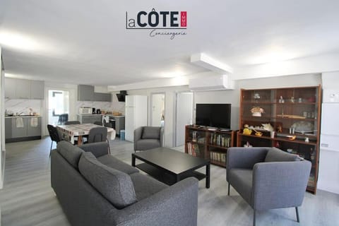 Communal lounge/ TV room, TV and multimedia, Kitchen or kitchenette, Living room, Seating area, Dining area, oven, stove