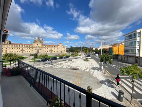 Nearby landmark, City view, Street view, Location