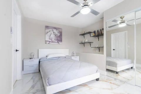 Bed, Photo of the whole room, Bedroom, fireplace