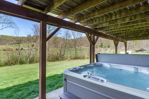 Spacious Cabin Near Hocking Hills and Caves with Hot Tub and Firepit Cabin in Perry Township