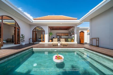 Patio, Swimming pool, Swimming pool, sunbed