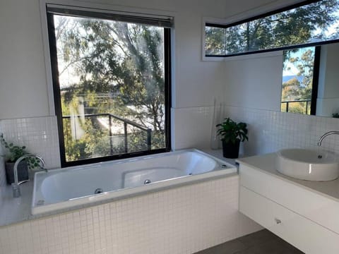 Modern executive house, stunning views over Hobart House in Tasmania