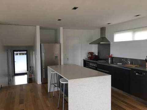 Modern executive house, stunning views over Hobart House in Tasmania