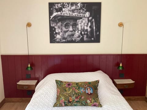 Bed, Photo of the whole room, Decorative detail, Bedroom