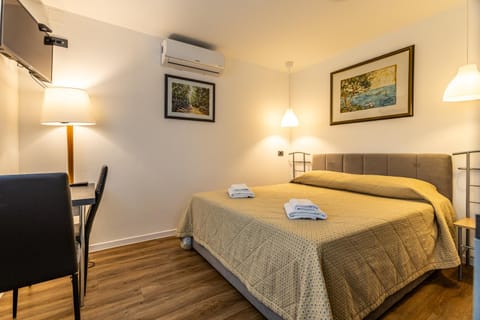 Bed, TV and multimedia, Photo of the whole room, Seating area, Bedroom