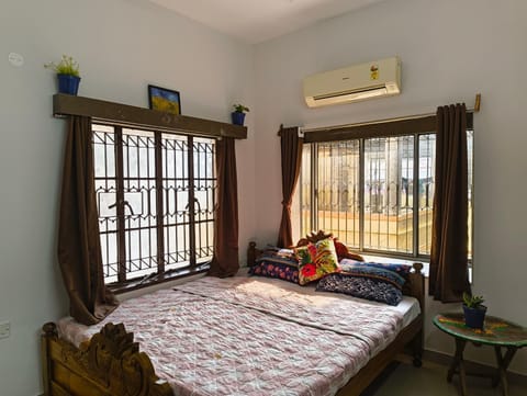 Bed, Photo of the whole room, Bedroom, air conditioner