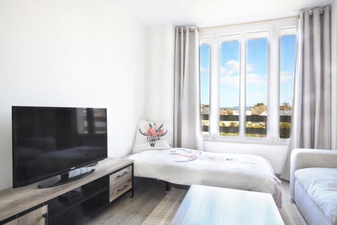 Bed, TV and multimedia, Living room