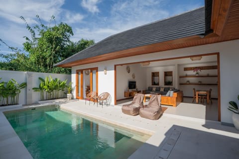 Seating area, Pool view, Swimming pool
