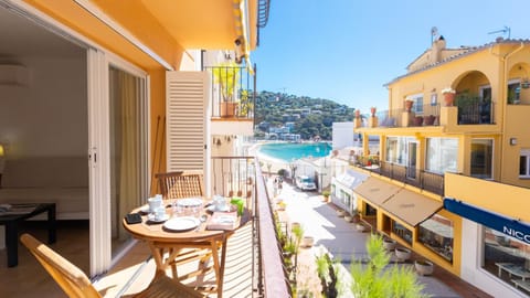 Property building, Nearby landmark, Day, Natural landscape, View (from property/room), Balcony/Terrace, Dining area, Beach, City view, Mountain view, Sea view