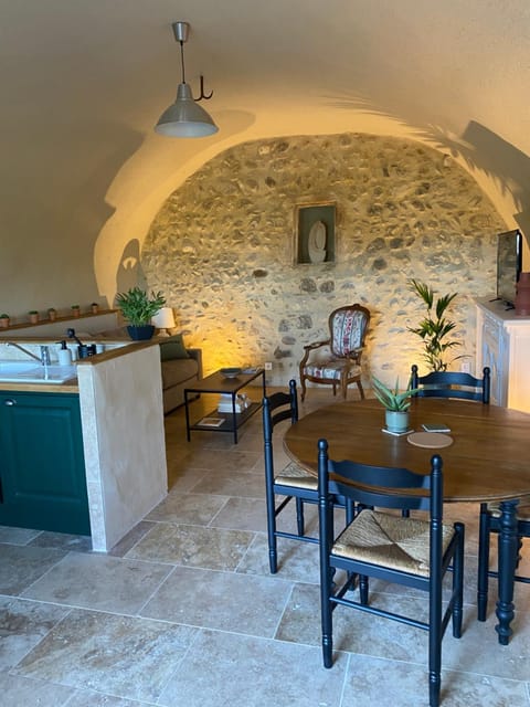 Kitchen or kitchenette, Living room, Seating area, Dining area