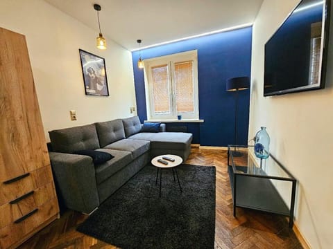 Communal lounge/ TV room, TV and multimedia, Living room, Seating area, Evening entertainment