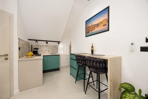 Dining area, kitchen