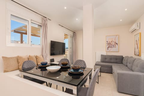 Communal lounge/ TV room, TV and multimedia, Living room, Seating area, Evening entertainment