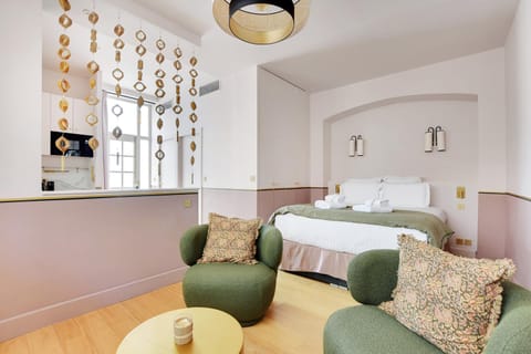 Bed, Living room, Photo of the whole room, Seating area, Bedroom