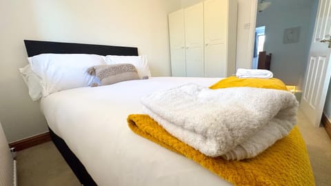 Bed, Photo of the whole room, Bedroom, heating, internet, towels