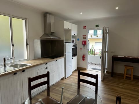 Kitchen or kitchenette, Dining area, minibar, pet friendly
