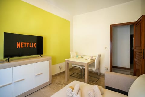 Bed, TV and multimedia, Living room, Seating area, Dining area, Evening entertainment, towels