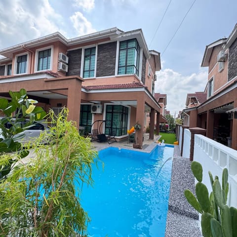 Property building, Day, Pool view, Swimming pool