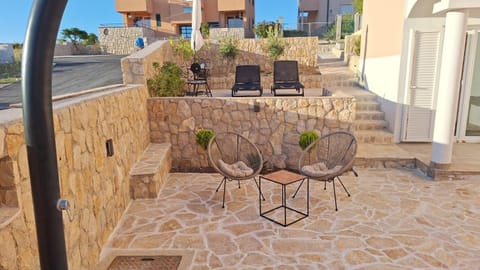 Property building, Patio, Balcony/Terrace