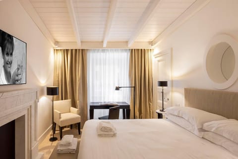 Bed, TV and multimedia, Bedroom