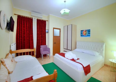 Bed, TV and multimedia, Photo of the whole room, Bedroom