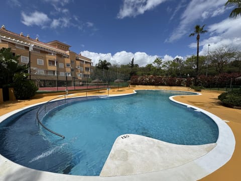 Property building, Day, Swimming pool