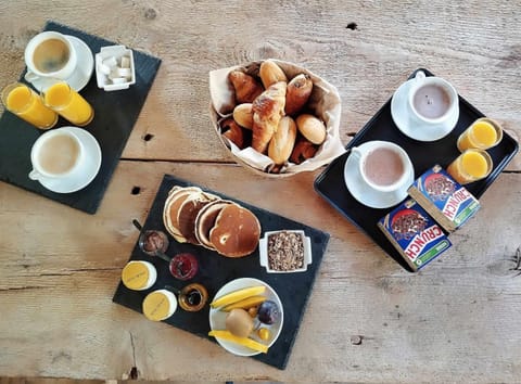 LE COCON l'unique expérience Cinéma room de la Grange Savoyarde 1km du Lac d'Annecy Apartment in Doussard