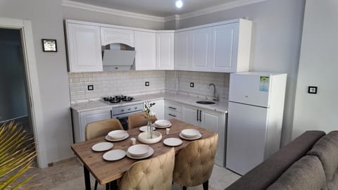 Coffee/tea facilities, Kitchen or kitchenette, Dining area, oven