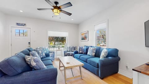 Superior Location Steps to South Beach House in South Haven