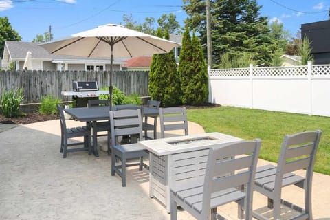 Superior Location Steps to South Beach House in South Haven