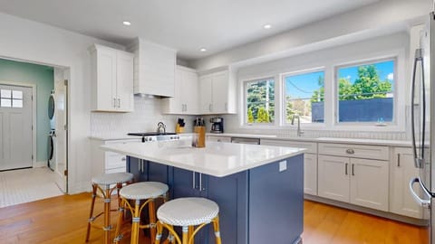 Superior Location Steps to South Beach House in South Haven