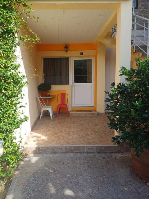 Property building, Patio, Balcony/Terrace