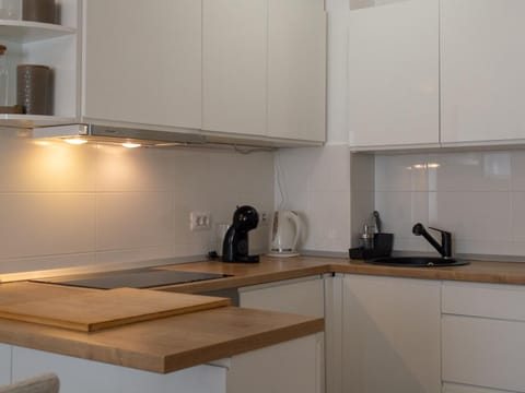 Coffee/tea facilities, Kitchen or kitchenette, stove