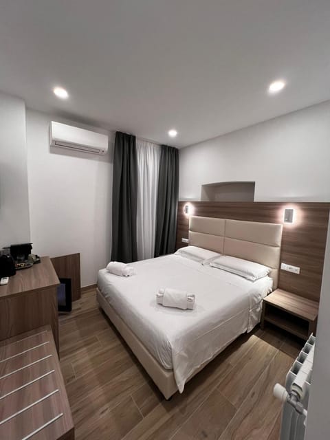 Bed, TV and multimedia, Photo of the whole room, Bedroom, towels, air conditioner