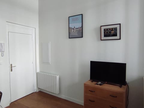 Facade/entrance, TV and multimedia, internet