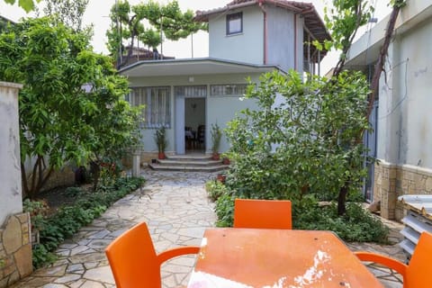 Property building, Patio, Spring, Day, Garden, Garden view