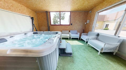 Concorde Aérogare 25pers jacuzzi, baby airhockey House in Brittany