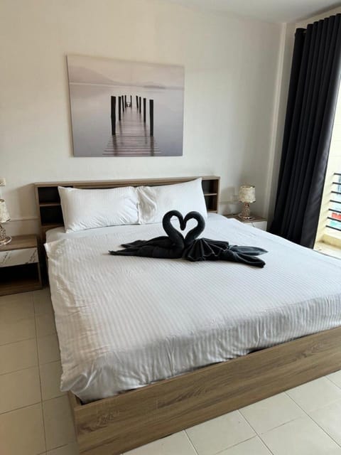Bed, towels