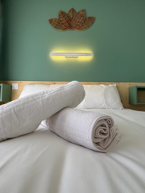 Bed, Photo of the whole room, Bedroom, towels