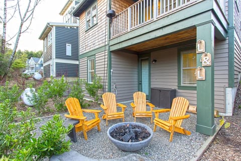 Patio, Day, Balcony/Terrace
