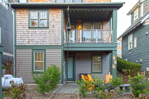 Property building, View (from property/room), Balcony/Terrace